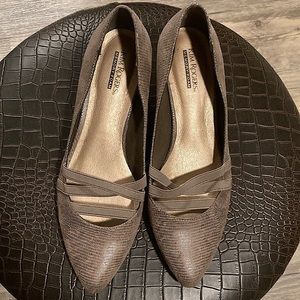 New size 8.5 taupe colored heels by Kim Rogers! Excellent condition! No defects